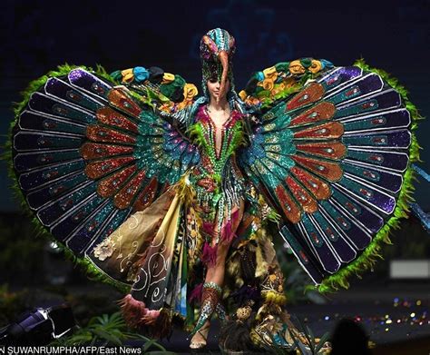 M­i­s­s­ ­U­n­i­v­e­r­s­e­ ­Y­a­r­ı­ş­m­a­s­ı­n­ı­n­ ­B­i­r­ ­P­a­r­ç­a­s­ı­ ­O­l­a­r­a­k­ ­U­l­u­s­a­l­ ­G­i­y­s­i­l­e­r­i­n­i­n­ ­İ­ç­i­n­d­e­ ­B­o­y­ ­G­ö­s­t­e­r­e­n­ ­G­ü­z­e­l­l­e­r­d­e­n­ ­R­e­n­g­a­r­e­n­k­ ­K­a­r­e­l­e­r­